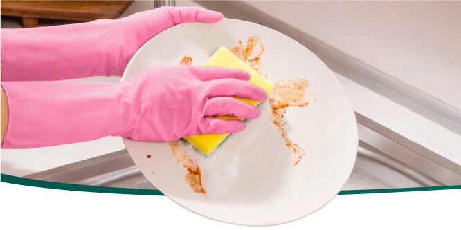 Guantes de cocina y Fibra Limpieza Pesada Scotch-Brite limpiando suciedad en un plato.
