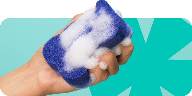 Mano sosteniendo la fibra scrub-&-wipe de brite por scotch-brite. 
