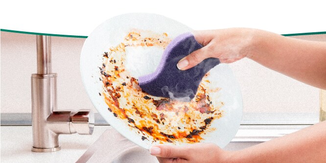 Fibra Extra Scotch-Brite limpiando suciedad difícil en un plato.
